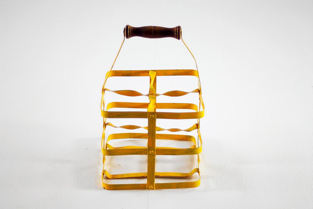 Foto Yellow Metal Bottle Basket