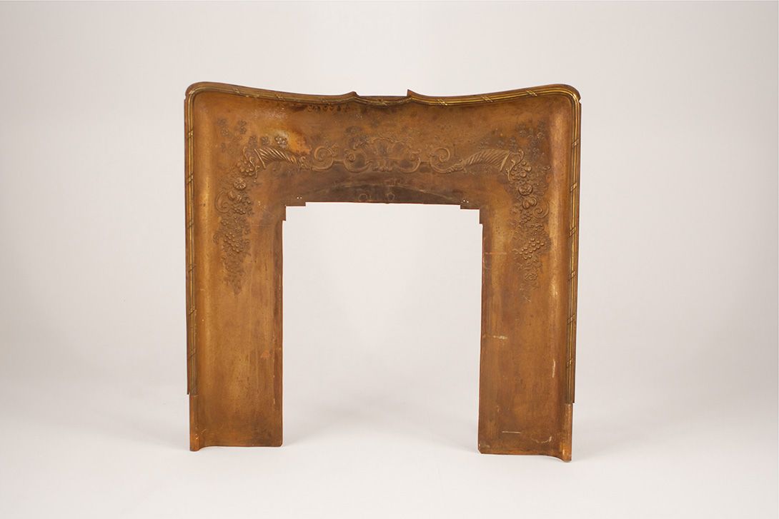 Foto Decorative Brass Fireplace Mantle