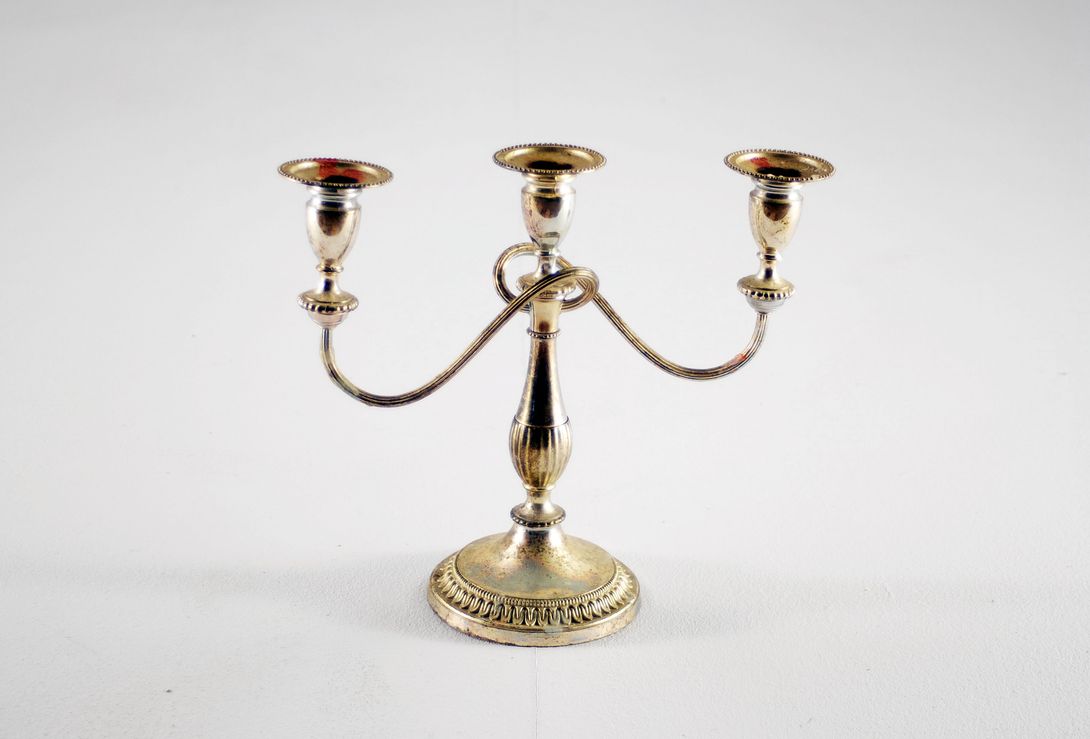 Foto Silver Candle Holder with Intertwined Arms