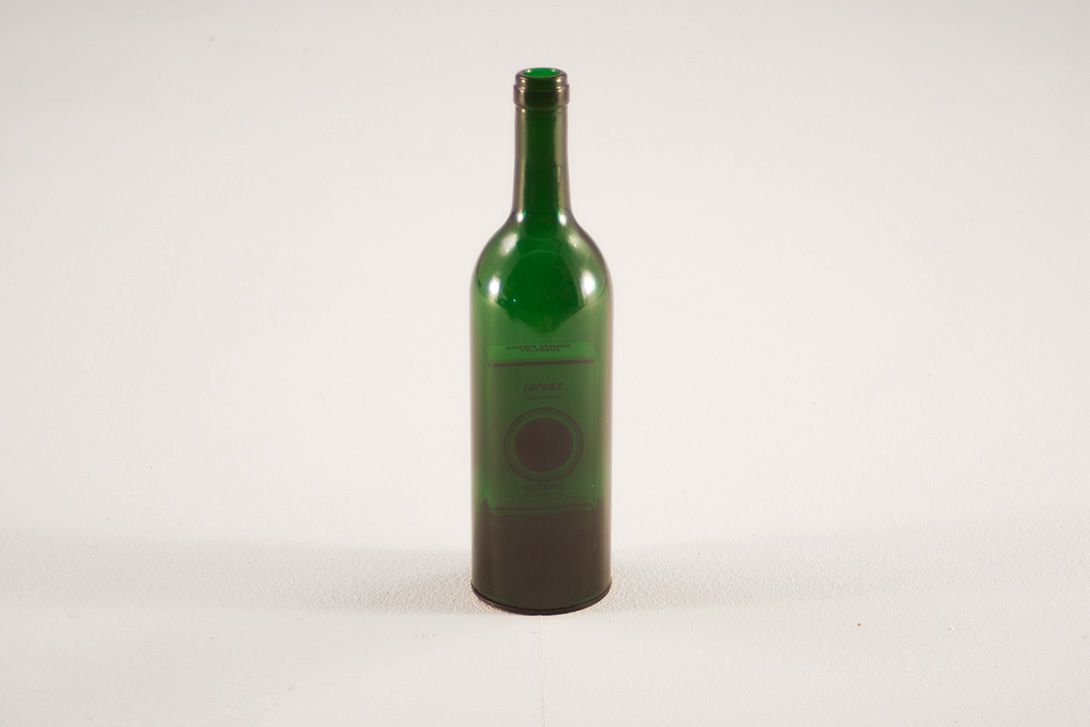 Foto Decorative Green Glass Bottle with Lucky Strice Pack Inside
