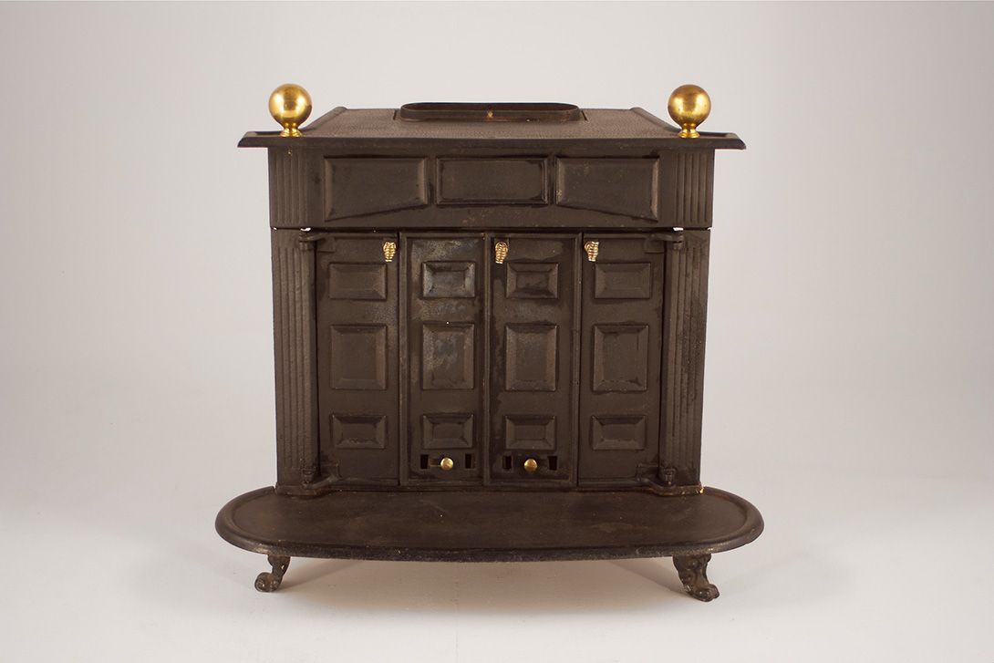 Foto Black Iron Furnace with Brass Ornaments