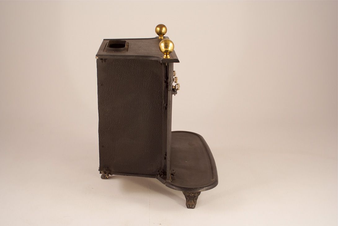 Foto Black Iron Furnace with Brass Ornaments