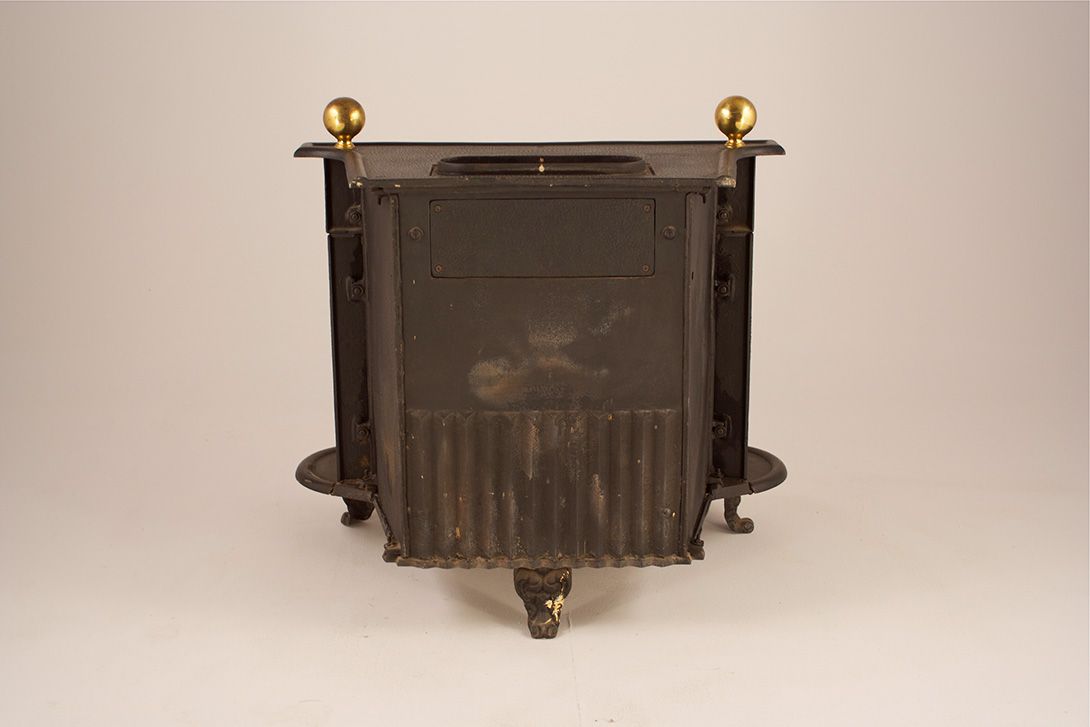 Foto Black Iron Furnace with Brass Ornaments