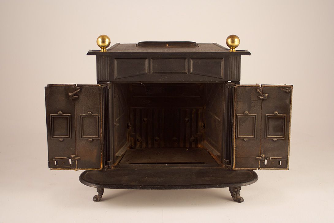 Foto Black Iron Furnace with Brass Ornaments