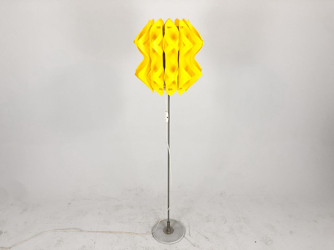 Foto Bright Yellow Floorlamp h180