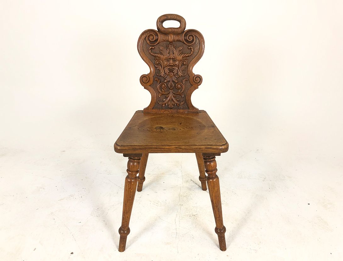 Foto Quaint Carved Chair