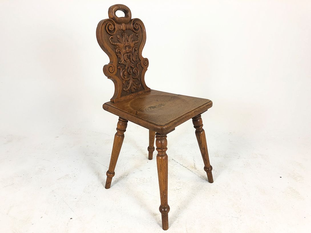 Foto Quaint Carved Chair