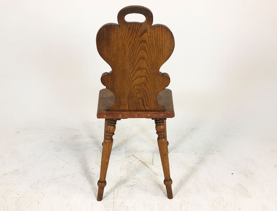 Foto Quaint Carved Chair