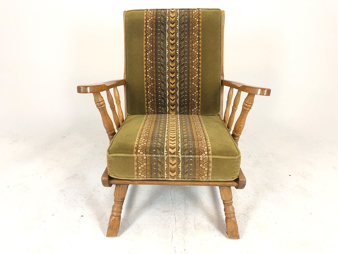 Foto Carved Armchair with Thick Green Upholstery