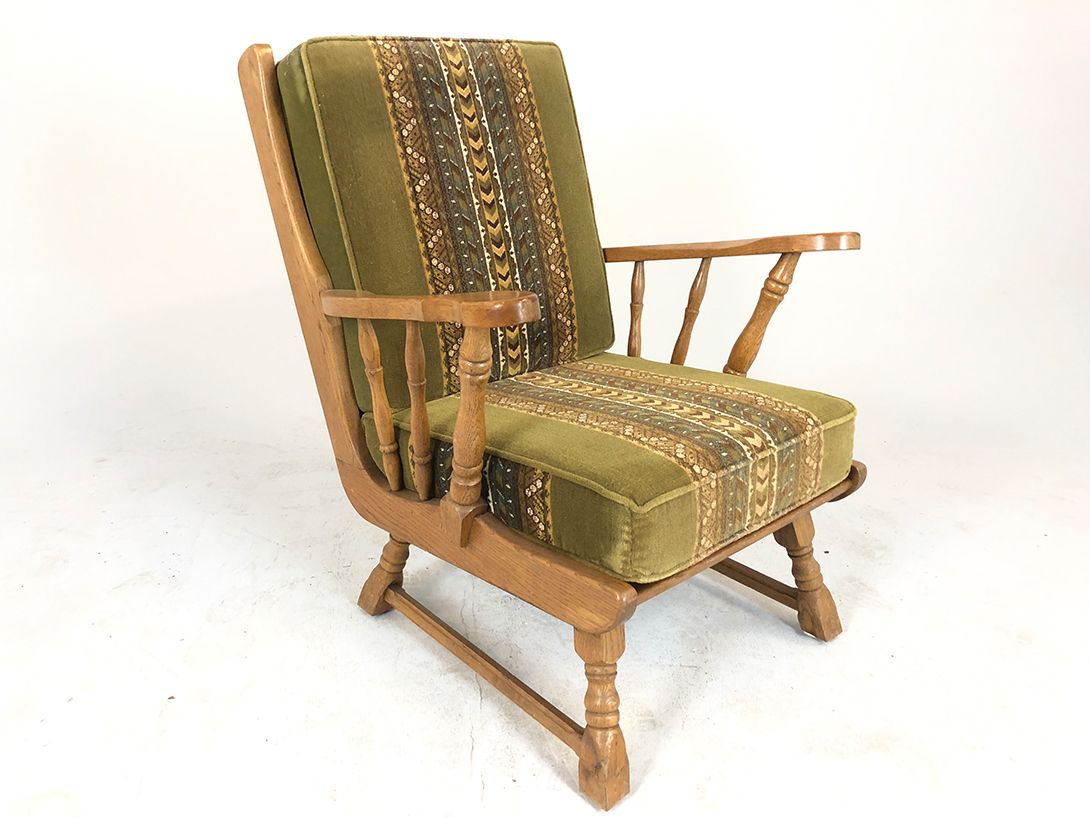 Foto Carved Armchair with Thick Green Upholstery