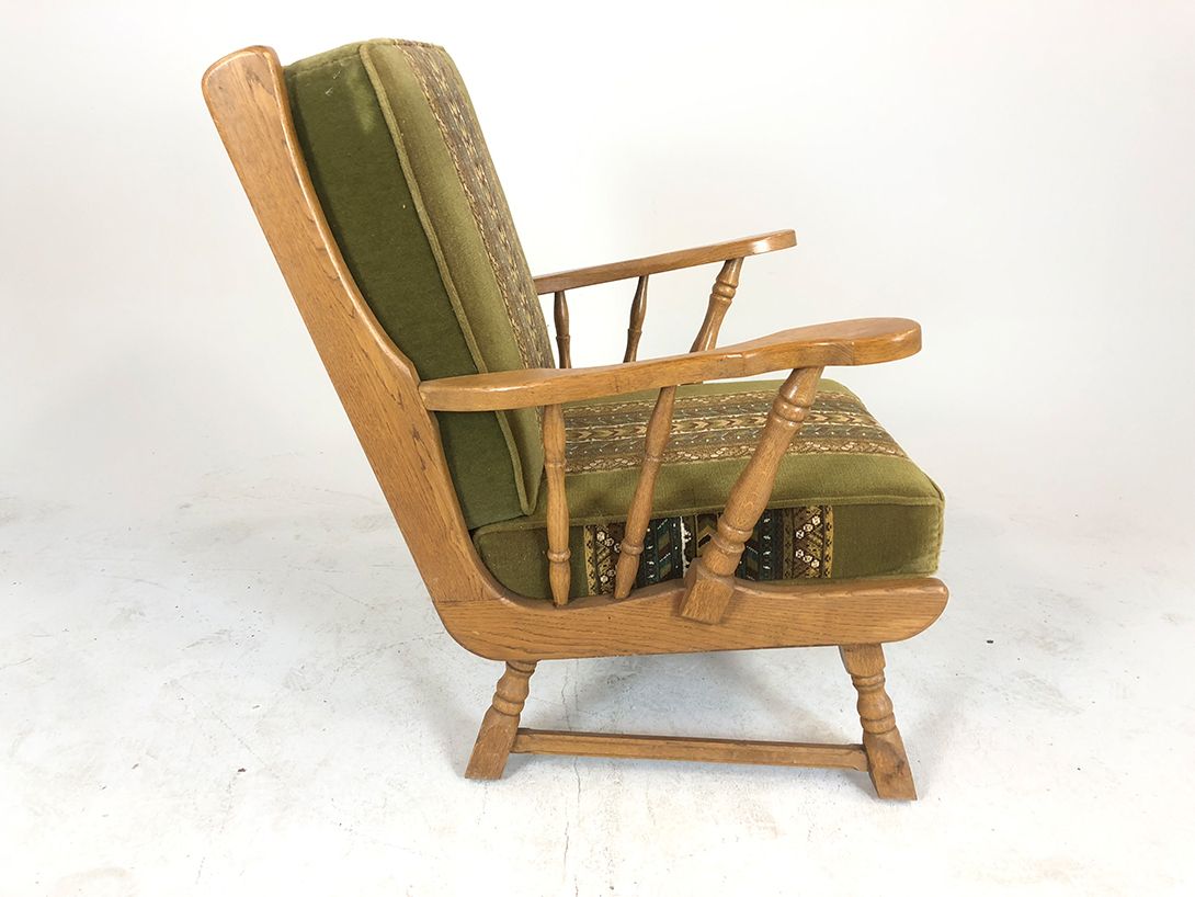 Foto Carved Armchair with Thick Green Upholstery
