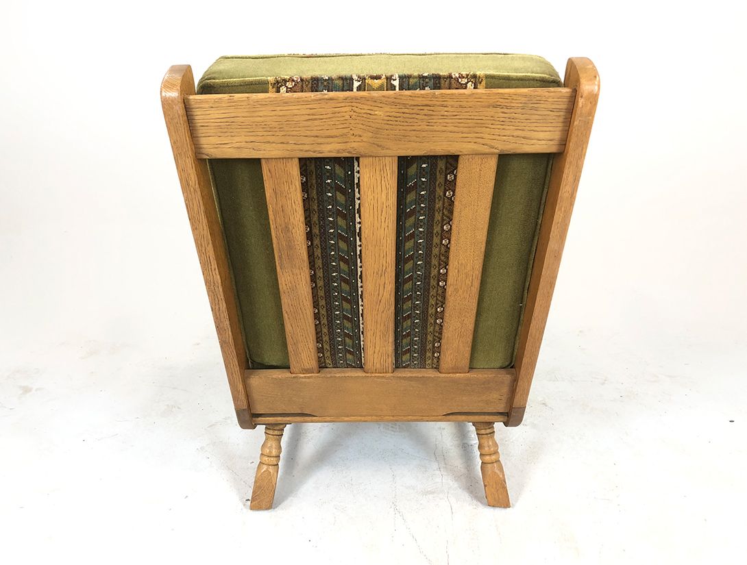 Foto Carved Armchair with Thick Green Upholstery