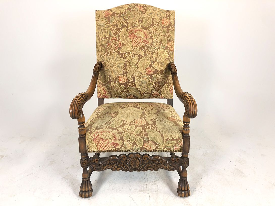 Foto High Floral Armchair with Carved Armrests