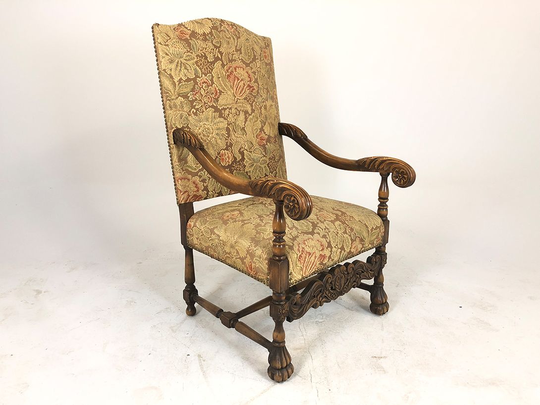 Foto High Floral Armchair with Carved Armrests