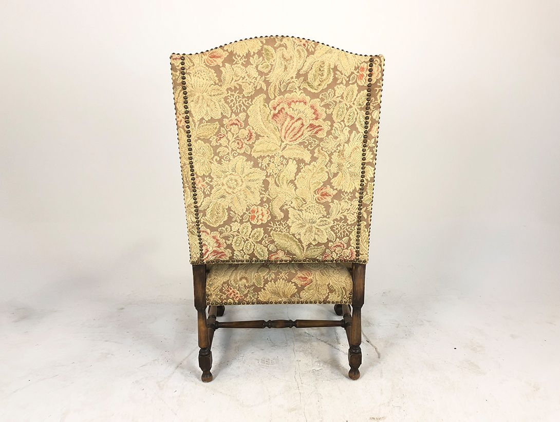 Foto High Floral Armchair with Carved Armrests