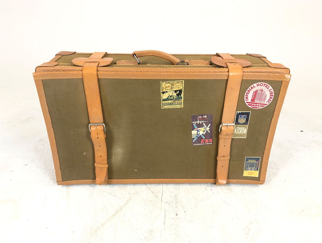 Foto Olive Green Globetrotter Suitcase with Stickers h45x77x25 Britain 1935
