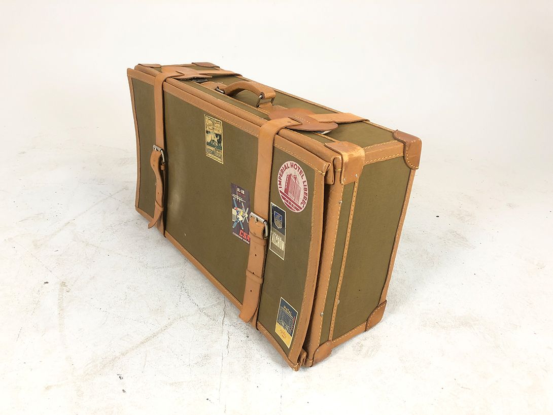 Foto Olive Green Globetrotter Suitcase with Stickers h45x77x25 Britain 1935