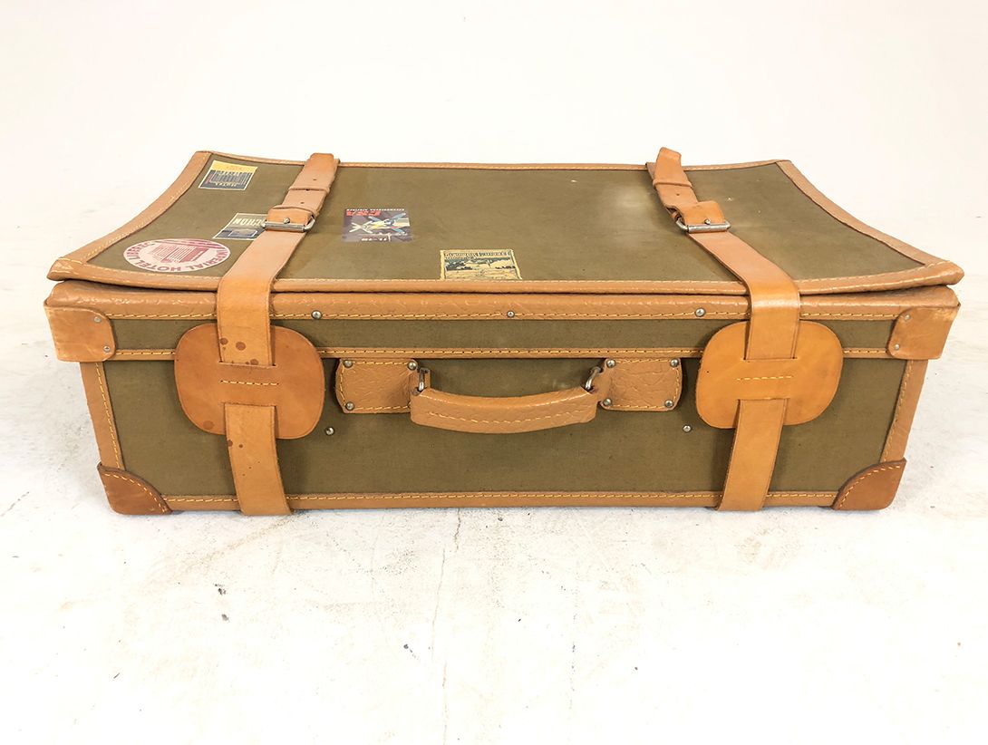 Foto Olive Green Globetrotter Suitcase with Stickers h45x77x25 Britain 1935