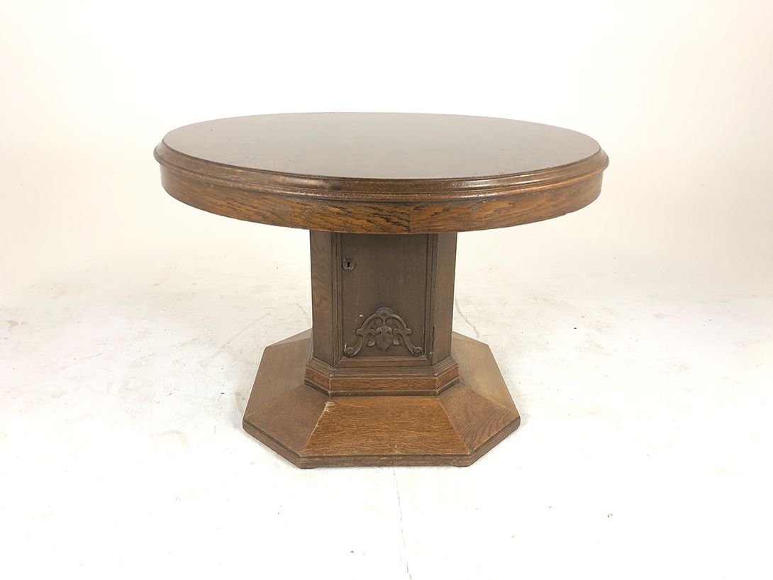 Foto Round Wooden Table with Hidden Storage Space