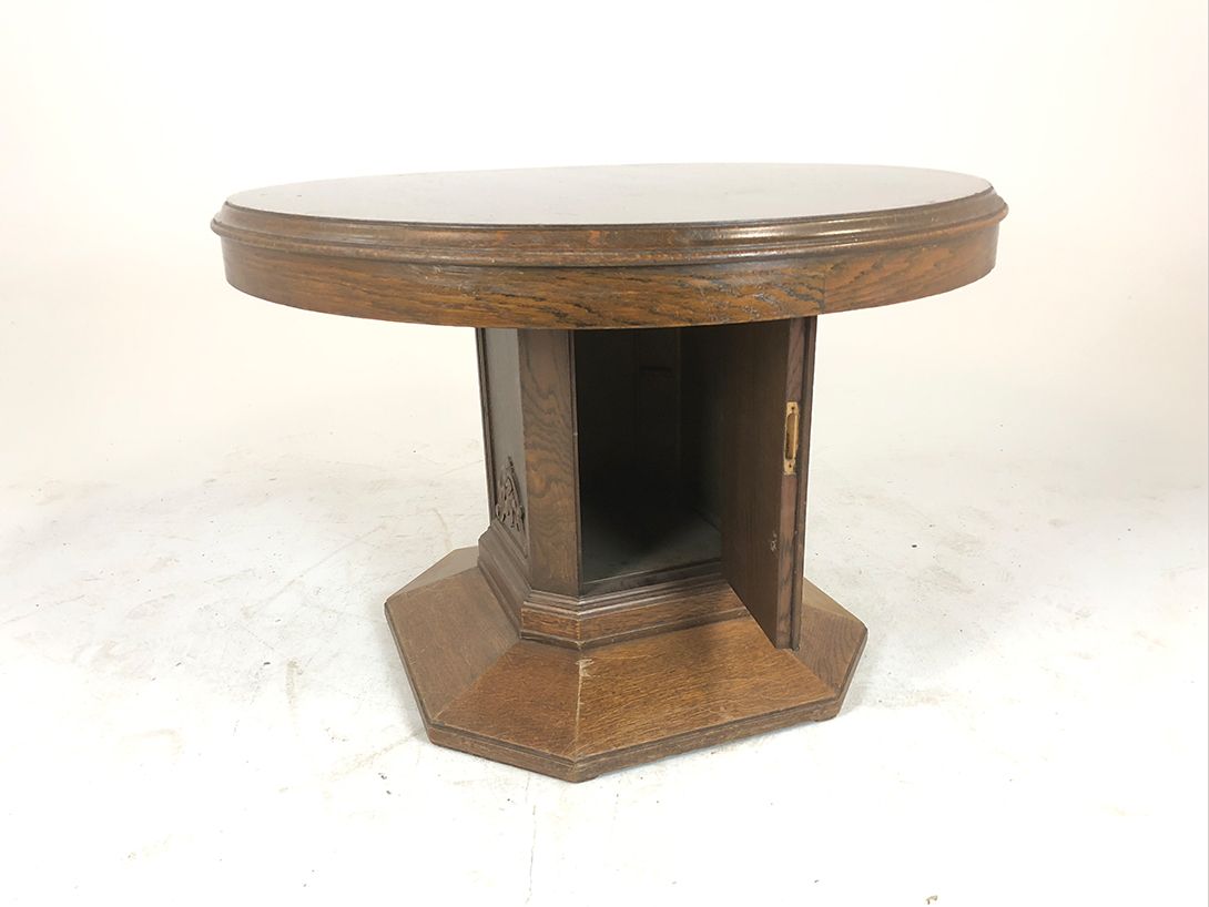Foto Round Wooden Table with Hidden Storage Space