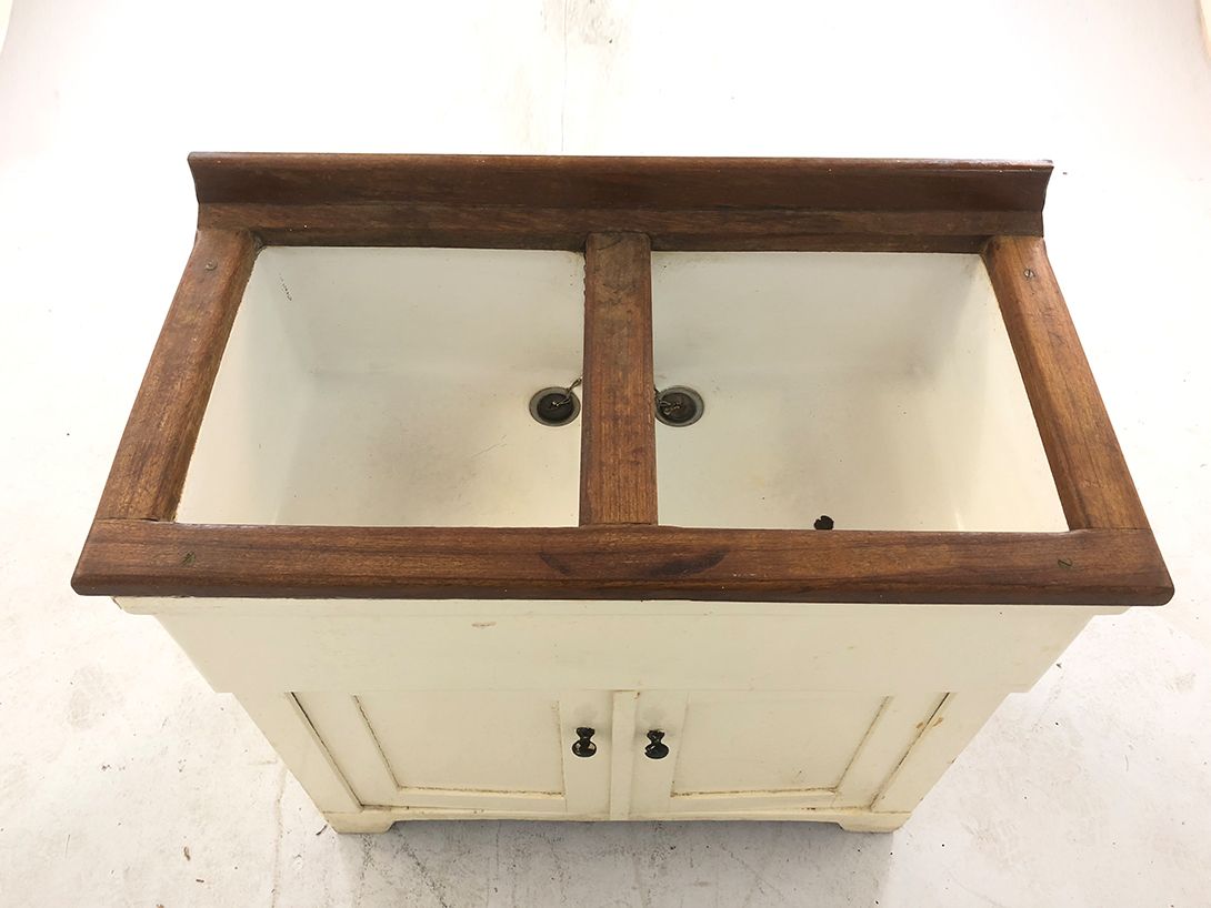 Foto Wooden Sink with Doors