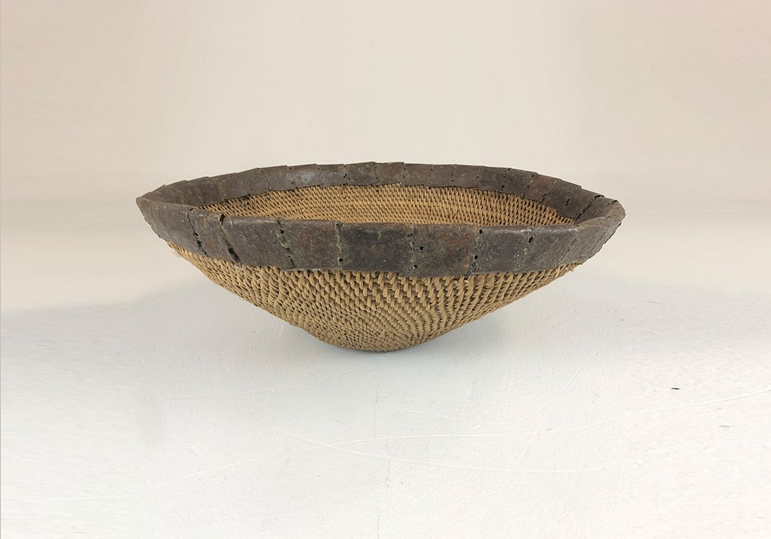 Foto Woven Basket with Leather Rim L55
