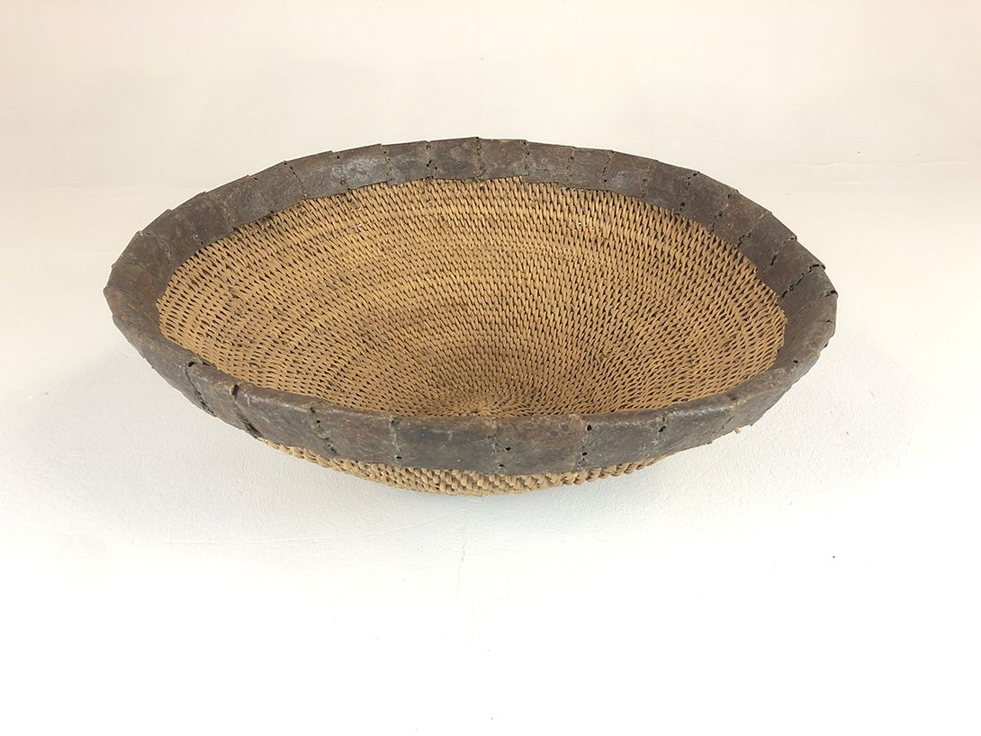 Foto Woven Basket with Leather Rim L55