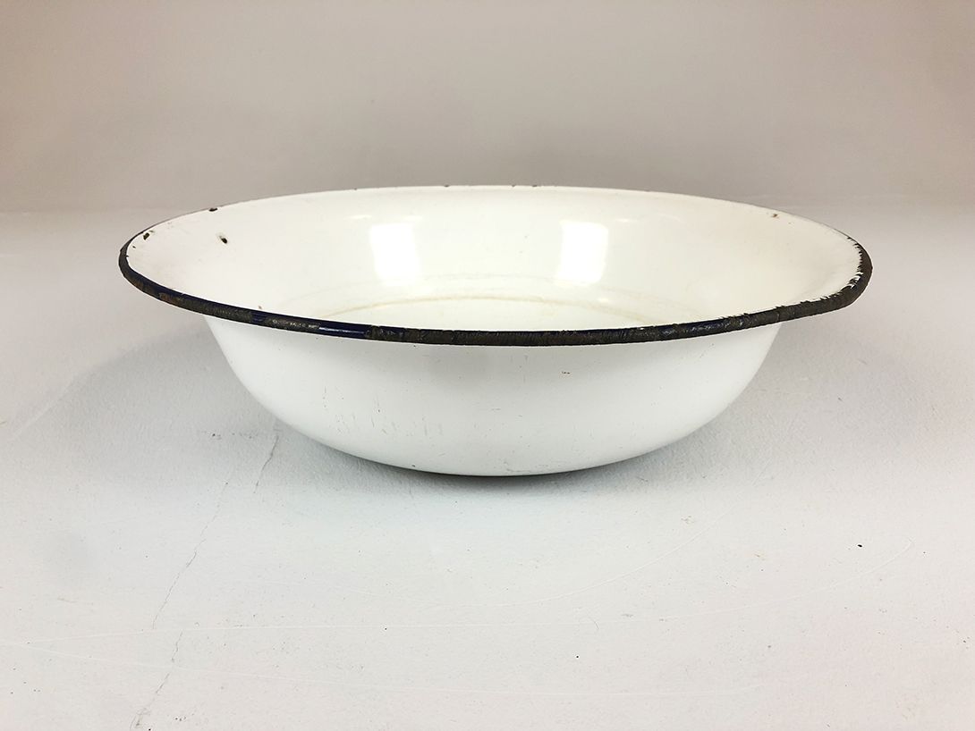 Foto White Enamel Bowl DDR