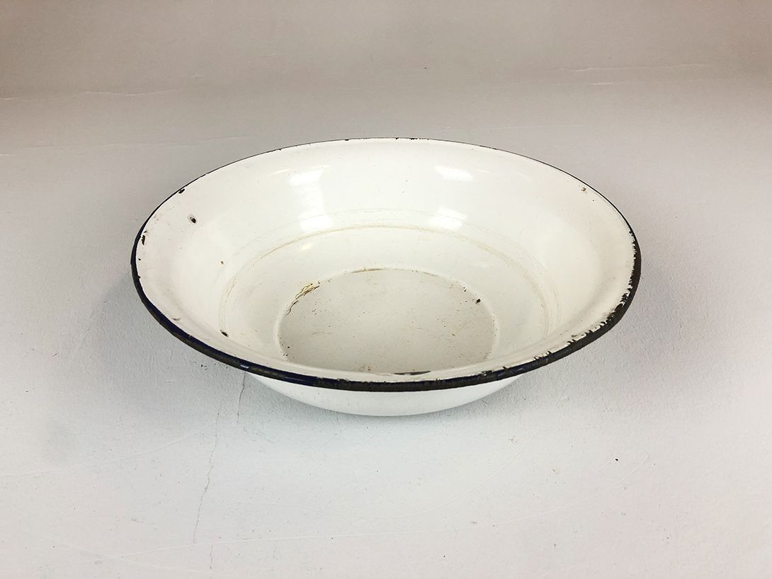 Foto White Enamel Bowl DDR