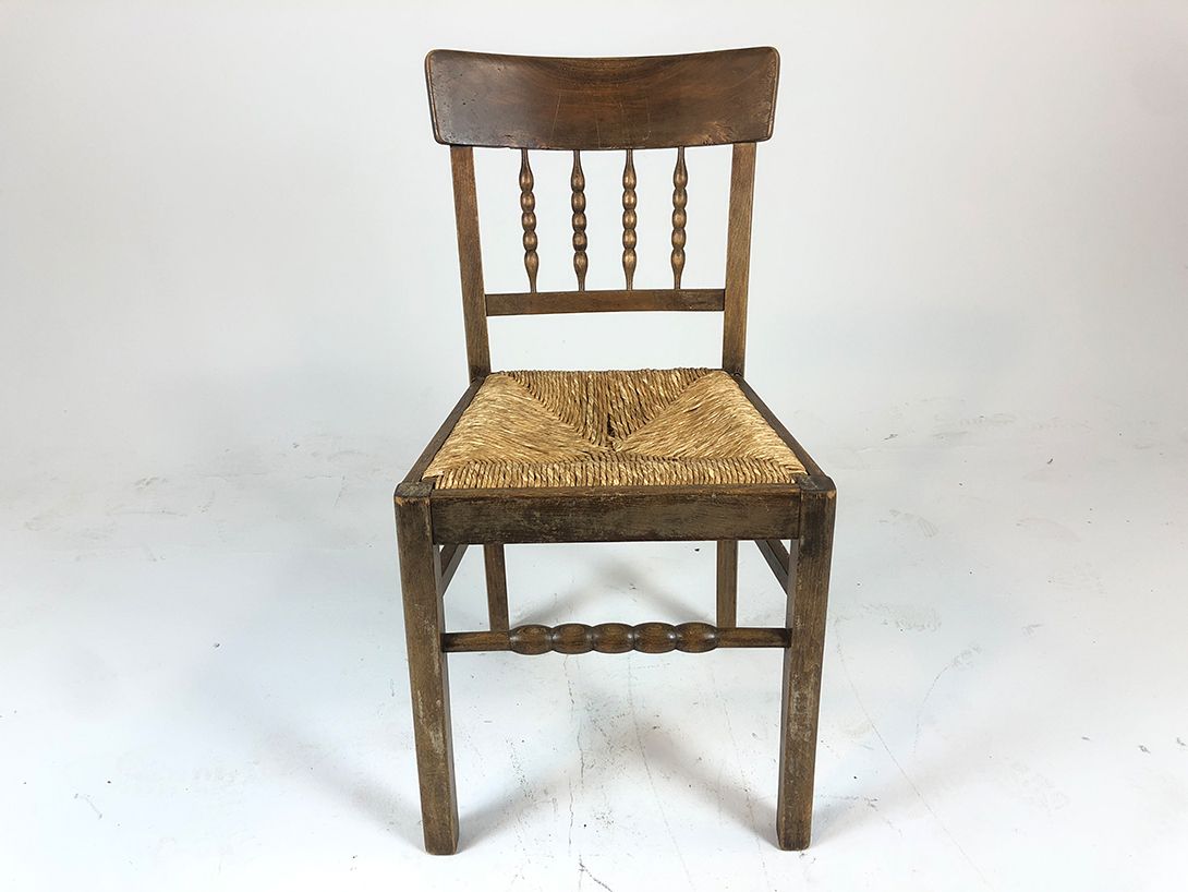 Foto Rustic Wooden Chair with Woven Seat