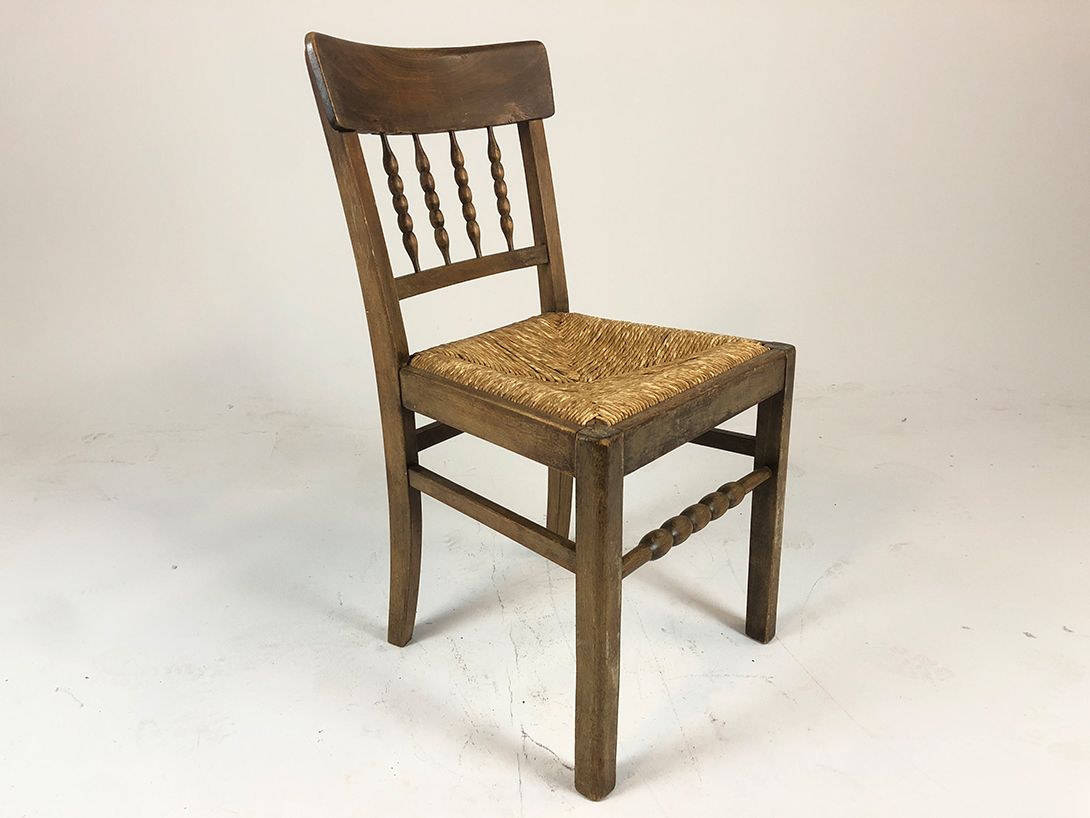 Foto Rustic Wooden Chair with Woven Seat