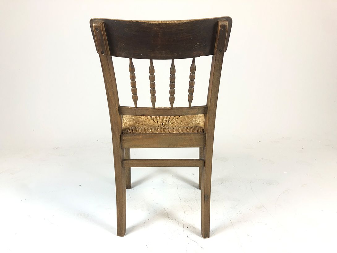 Foto Rustic Wooden Chair with Woven Seat
