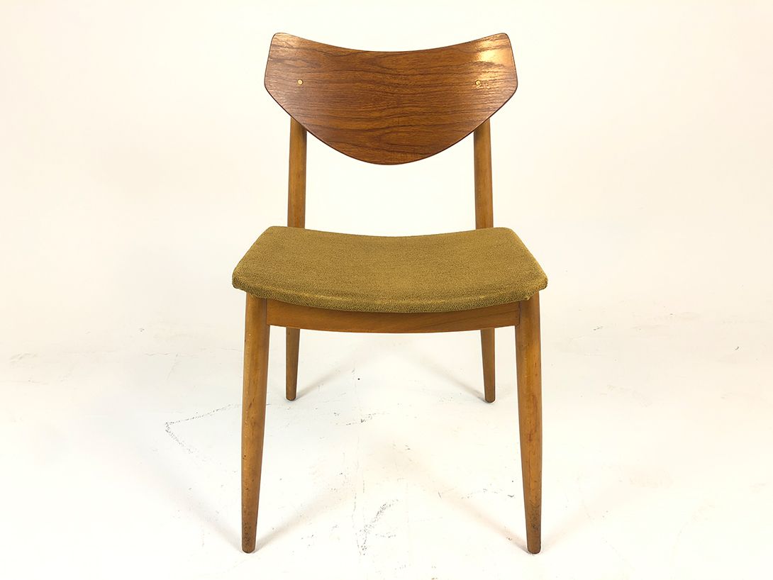 Foto Wooden Scandinavian Chair with Textile Seat