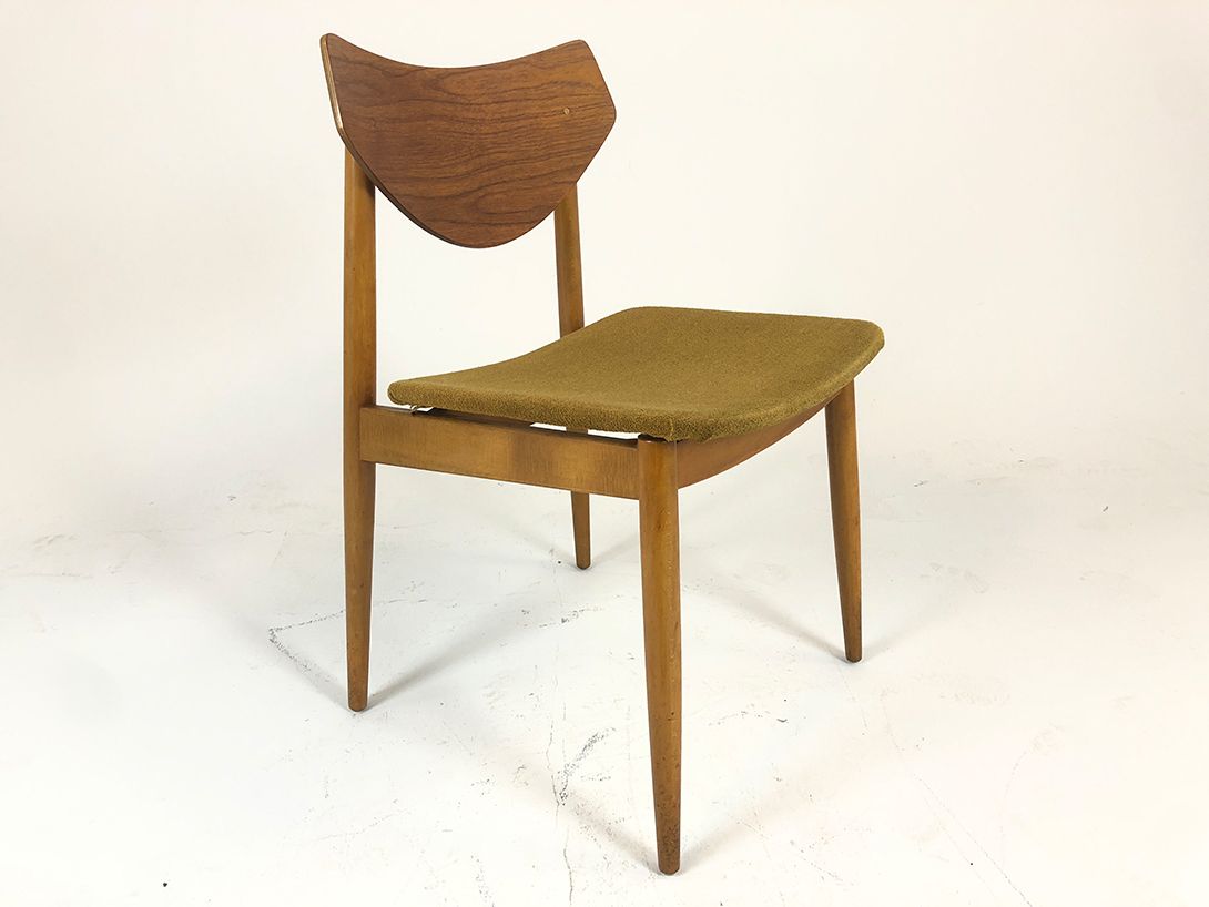Foto Wooden Scandinavian Chair with Textile Seat