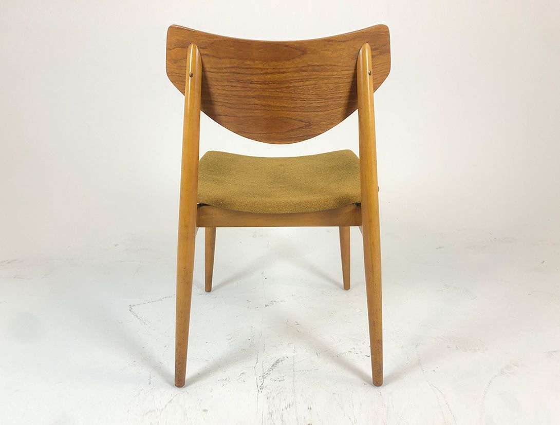 Foto Wooden Scandinavian Chair with Textile Seat