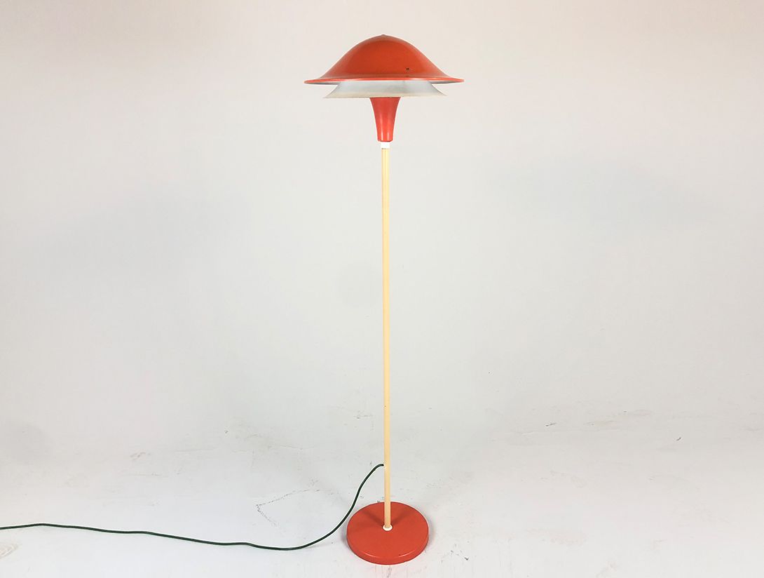 Foto Red Metal Floor Lamp h155 C1+