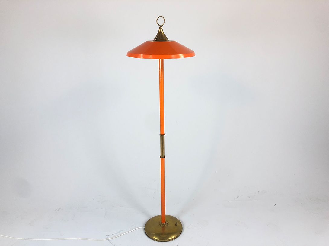 Foto Red Metal Floorlamp with Ring on Top h156 B1+