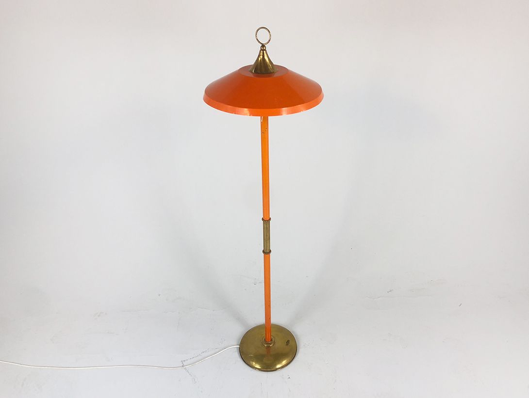 Foto Red Metal Floorlamp with Ring on Top h156 B1+