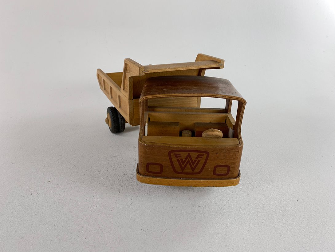 Foto Wooden Toy Truck