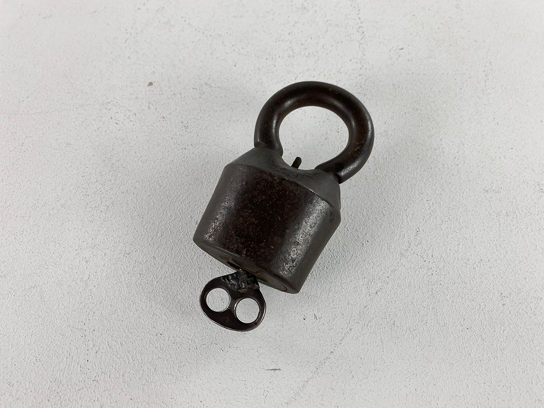 Foto Rustic Metal Padlock with Key