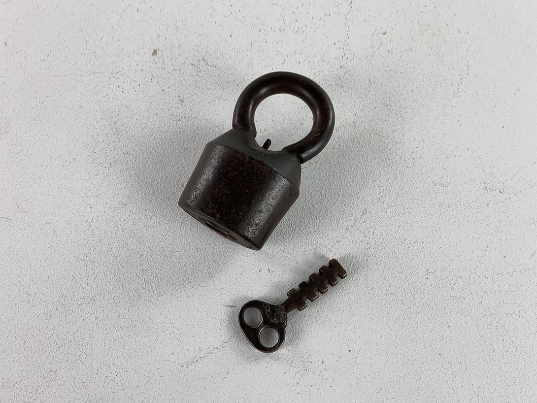 Foto Rustic Metal Padlock with Key