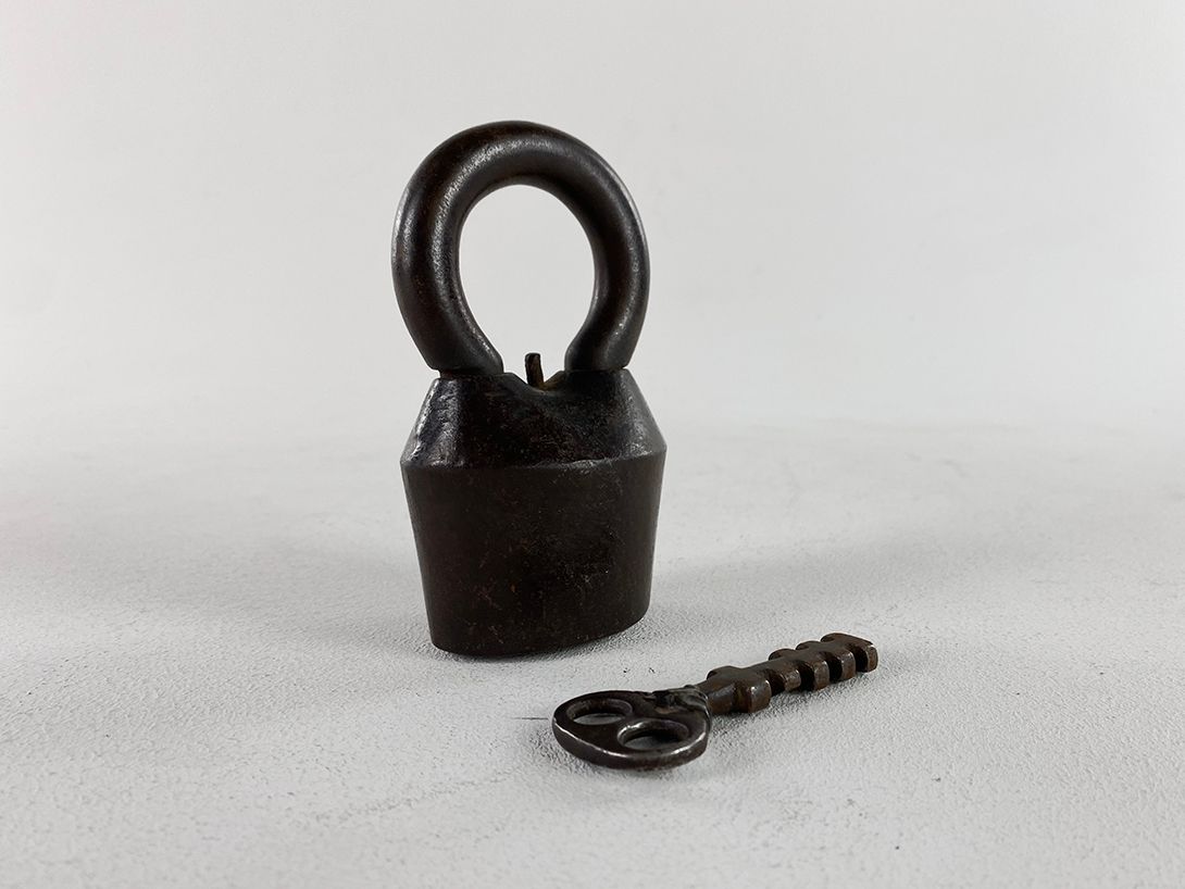 Foto Rustic Metal Padlock with Key