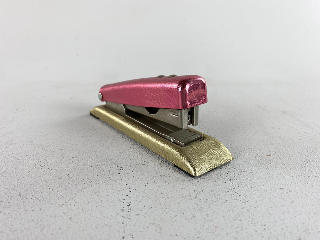 Foto Pink and Golden Glittering Stapler