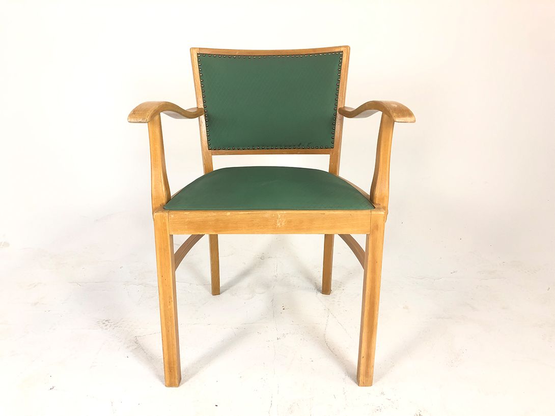 Foto Armchair with Green Upholstery and Wooden Frame