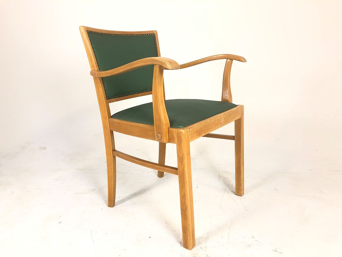 Foto Armchair with Green Upholstery and Wooden Frame