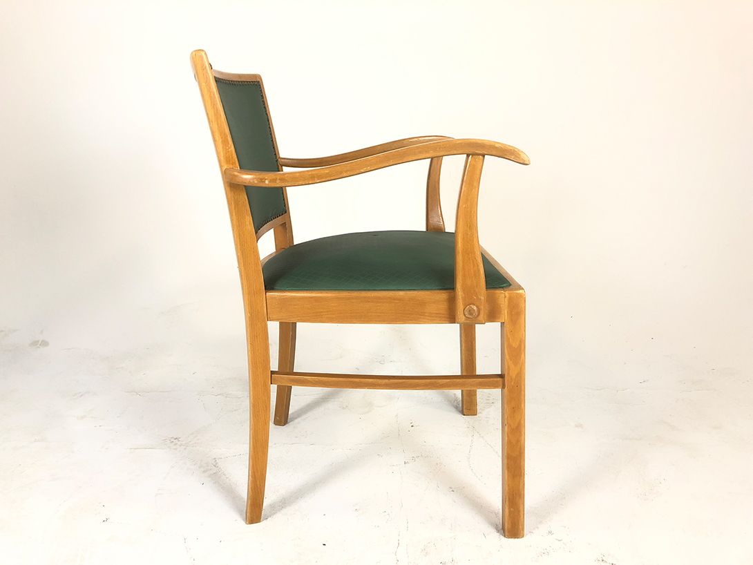 Foto Armchair with Green Upholstery and Wooden Frame