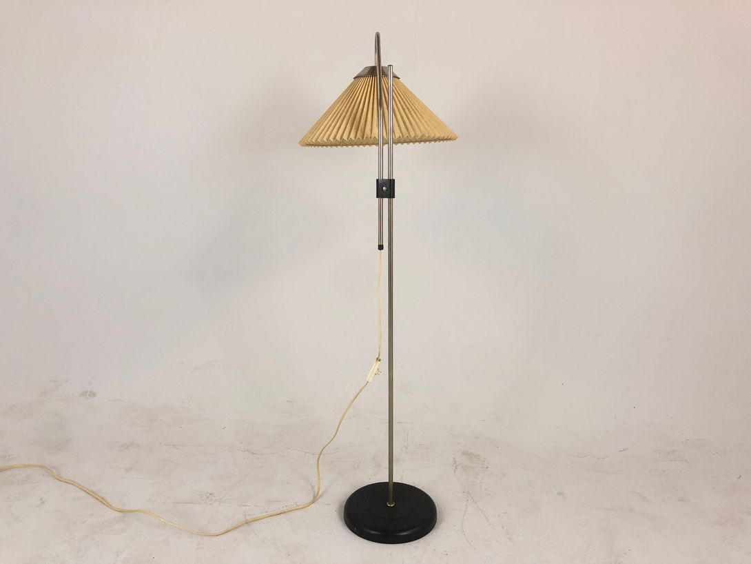Foto Floor Lamp on Black Foot with Beige Plissee Shade h125