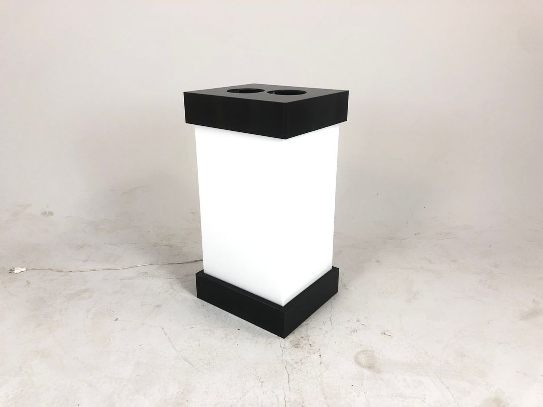 Foto Big Boxy Floor Lamp in Black and White h76