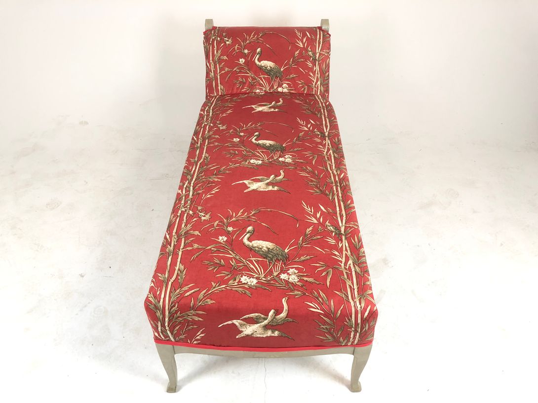 Foto Red Daybed with Storks and Reed Print