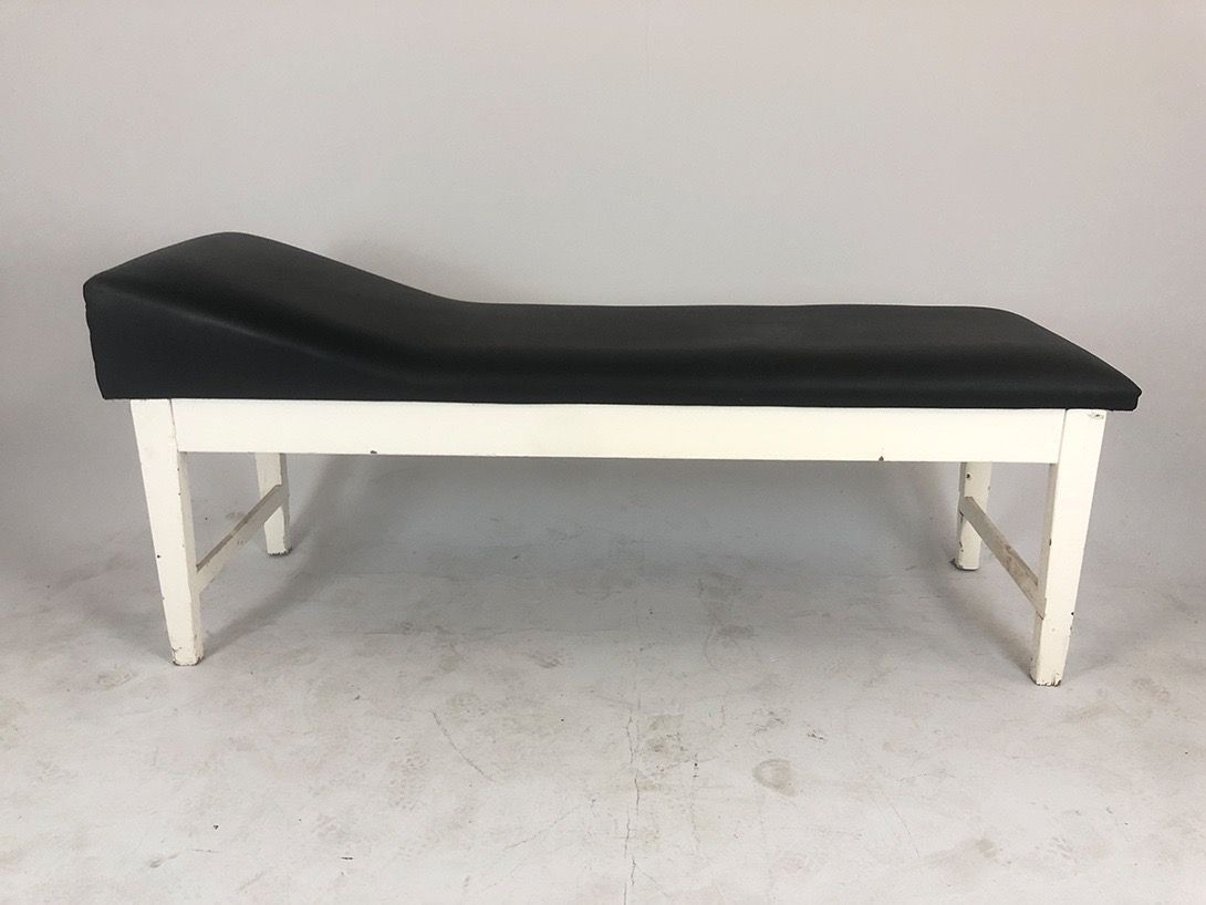 Foto Black Leather Daybed for Medical Purposes